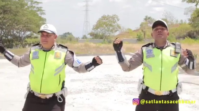 Cerita Polisi Sukses Tekan Angka Kecelakaan Lewat Video Kocak Cerita Polisi Sukses Tekan Angka Kecelakaan Lewat Video Kocak
