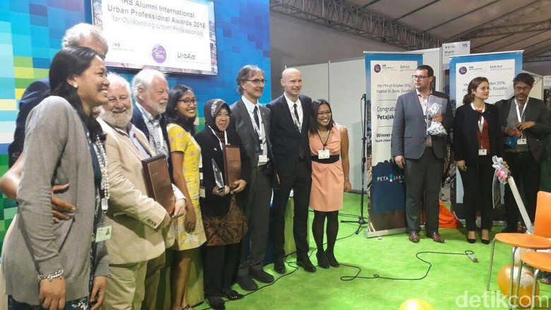 Wali Kota Risma Raih Penghargaan Urban Professional Awards 2016 Wali Kota Risma Raih Penghargaan Urban Professional Awards 2016
