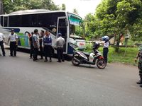 Parkir Sembarangan Di Pondok Pinang 4 Mobil Dan 1 Bus Diderek Petugas