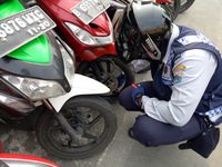 Razia Di Dekat PIM Petugas Cabut Pentil 20 Motor Yang Parkir