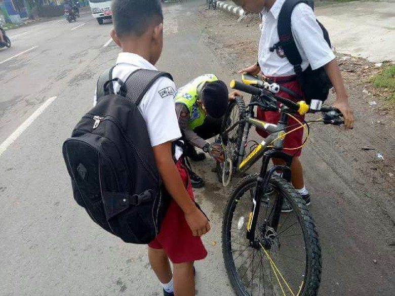 Polisi Bantu Siswa SD yang Sepedanya Rusak di Rembang Dipuji Netizen Polisi Bantu Siswa SD yang Sepedanya Rusak di Rembang Dipuji Netizen