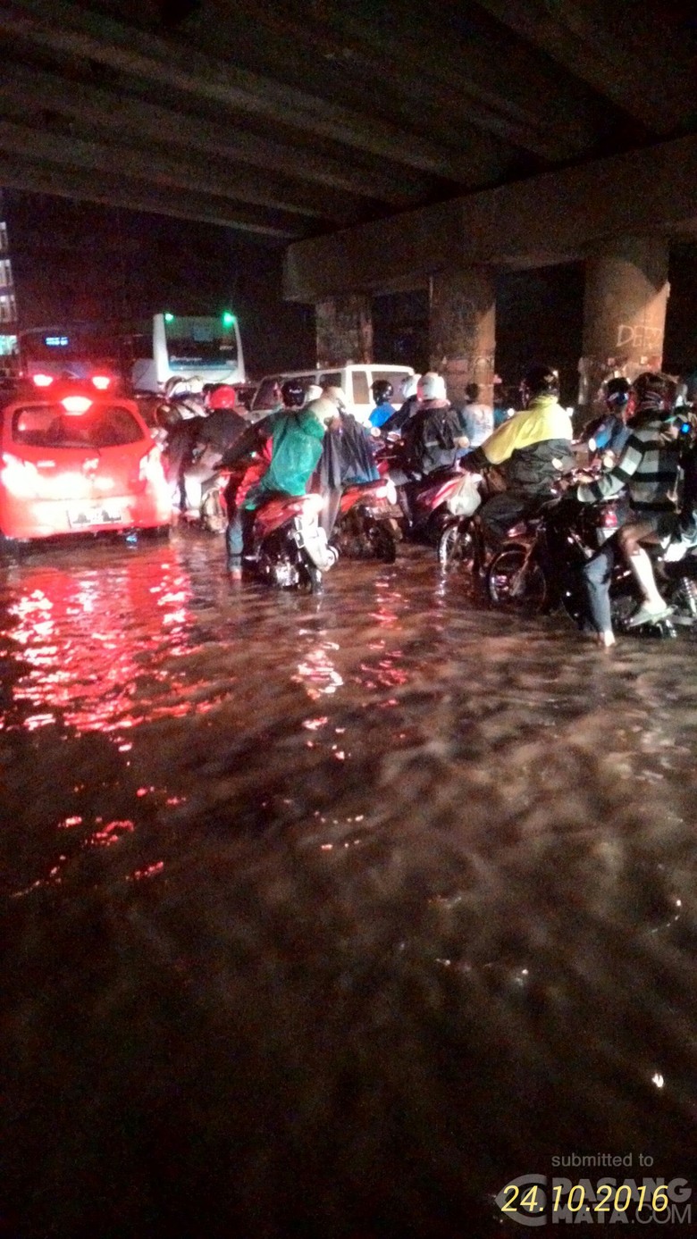 Caman Kalimalang Banjir Lalu Lintas Macet Parah