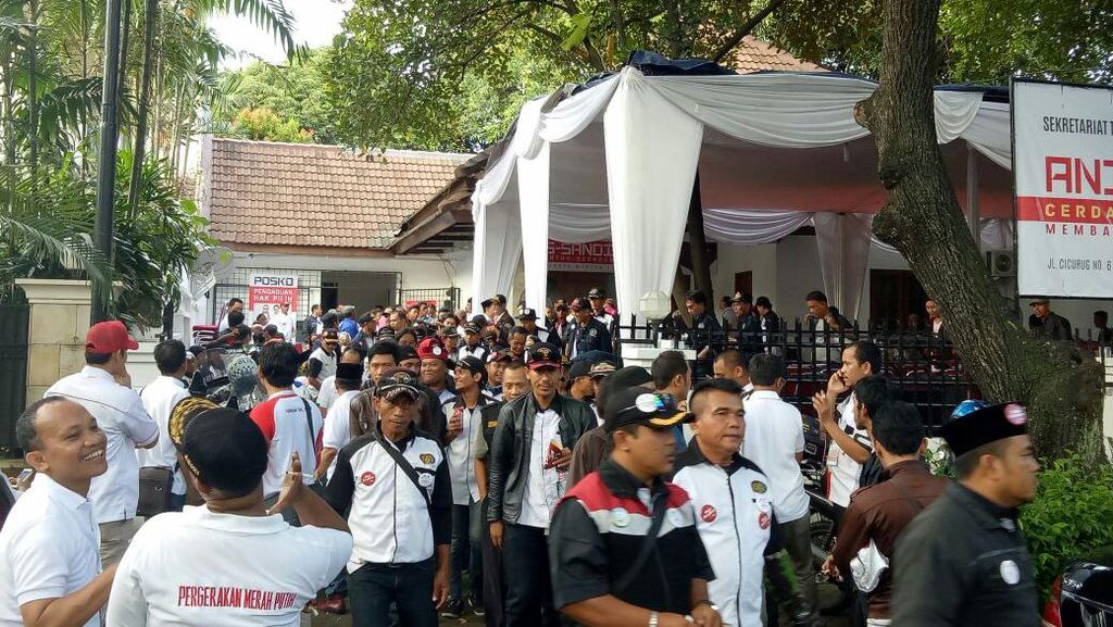 Pendukung Anies-Sandi Latihan Yel-yel Garuda di Dadaku Sebelum ke JIEXPO Pendukung Anies-Sandi Latihan Yel-yel Garuda di Dadaku Sebelum ke JIEXPO
