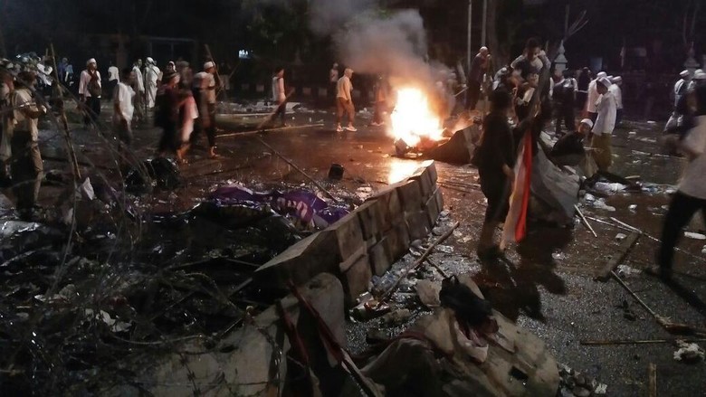 Rusuh 4 November, Polri: 21 Kendaraan Rusak dan Dibakar, 8 Aparat Luka Berat Rusuh 4 November, Polri: 21 Kendaraan Rusak dan Dibakar, 8 Aparat Luka Berat