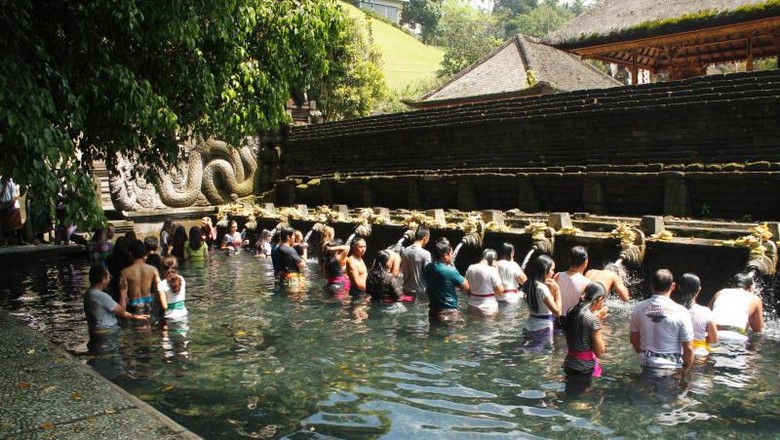 Pemandian suci di Pura Tirta Empul (Bayu Krisna/dTraveler) Pemandian suci di Pura Tirta Empul (Bayu Krisna/dTraveler)