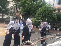 Tengah Massa Demo Para Wanita Berhijab Ini Selfie Di Depan Polisi
