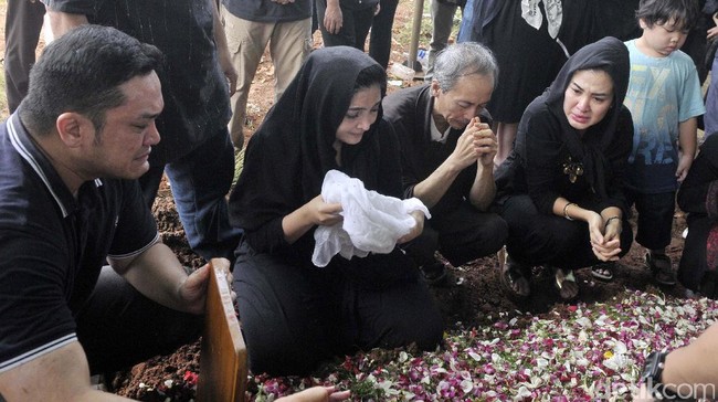 Derai Air Mata Lepas Kepergian Ibunda Ashanty Derai Air Mata Lepas Kepergian Ibunda Ashanty