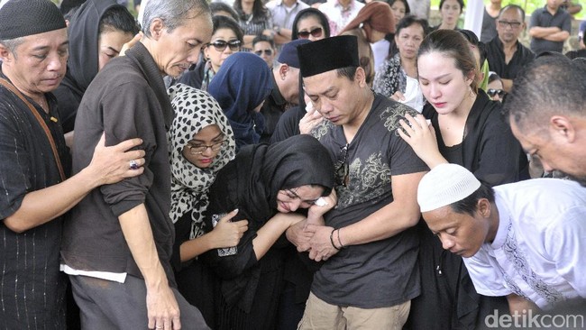 Derai Air Mata Lepas Kepergian Ibunda Ashanty Derai Air Mata Lepas Kepergian Ibunda Ashanty