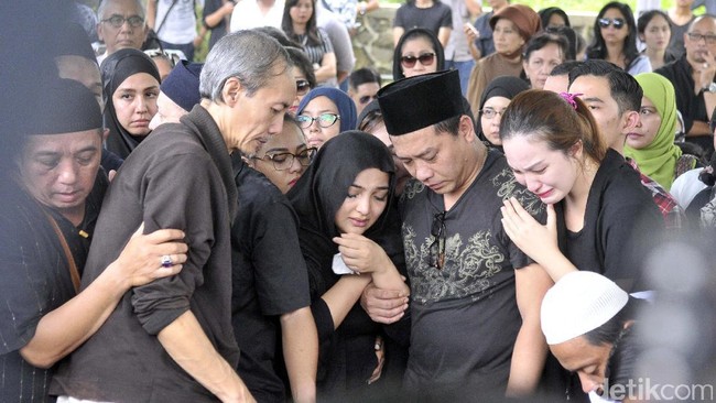 Derai Air Mata Lepas Kepergian Ibunda Ashanty Derai Air Mata Lepas Kepergian Ibunda Ashanty