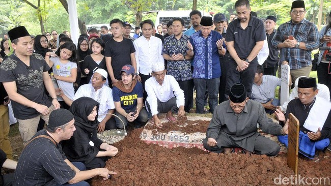 Derai Air Mata Lepas Kepergian Ibunda Ashanty Derai Air Mata Lepas Kepergian Ibunda Ashanty