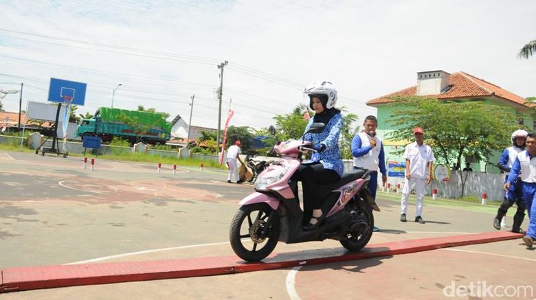 140 Instruktur Honda Ikuti Kompetisi Safety Riding 140 Instruktur Honda Ikuti Kompetisi Safety Riding