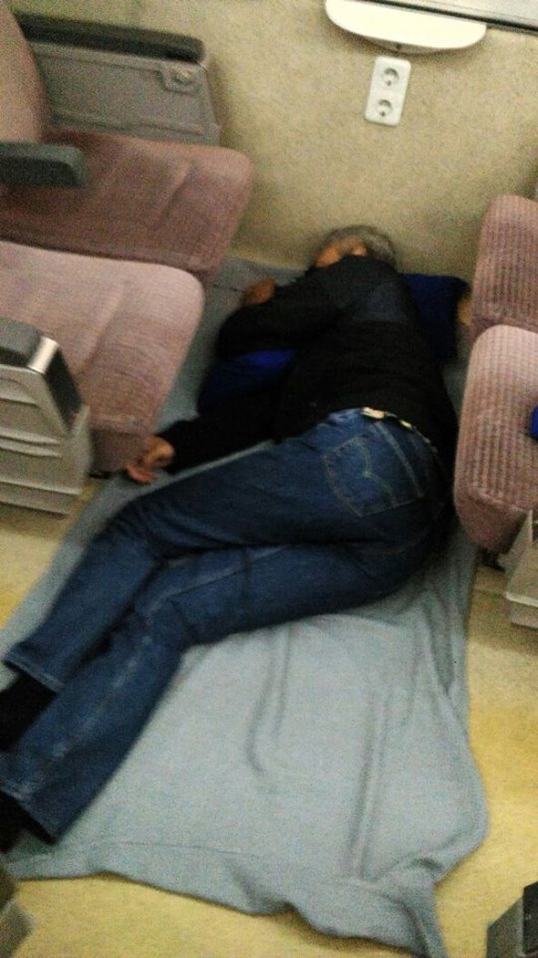 Ganjar Pranowo Tidur Di Lantai Gerbong Kereta Ini Viral Di Medsos