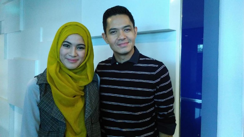 Foto: Aktor Dude Harlino bersama sang istri, Alyssa Soebandono (Veynindia Esaloni Pardede/detikTravel) Foto: Aktor Dude Harlino bersama sang istri, Alyssa Soebandono (Veynindia Esaloni Pardede/detikTravel)