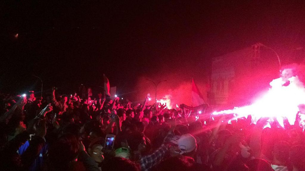 Pesta Flare Ramaikan Perayaan Kemenangan Indonesia 2-1 atas Vietnam Pesta Flare Ramaikan Perayaan Kemenangan Indonesia 2-1 atas Vietnam