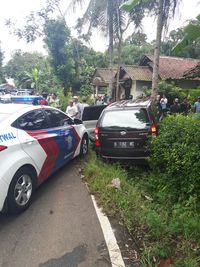 Polisi Mengejar Pencuri Mobil Di Jalan Hingga Tabrak Pohon