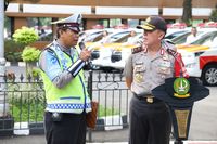 Beri Penghargaan Ke Aiptu Sutisna Yang Dicakar Pegawai MA