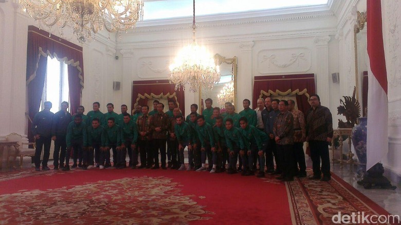 Presiden Jokowi Jamu Timnas Sepak Bola Indonesia Makan Siang di Istana Presiden Jokowi Jamu Timnas Sepak Bola Indonesia Makan Siang di Istana