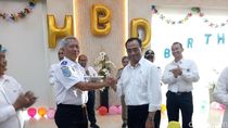 Surprise, Menhub Dapat Tumpeng Ultah Saat Blusukan ke Makassar Surprise, Menhub Dapat Tumpeng Ultah Saat Blusukan ke Makassar