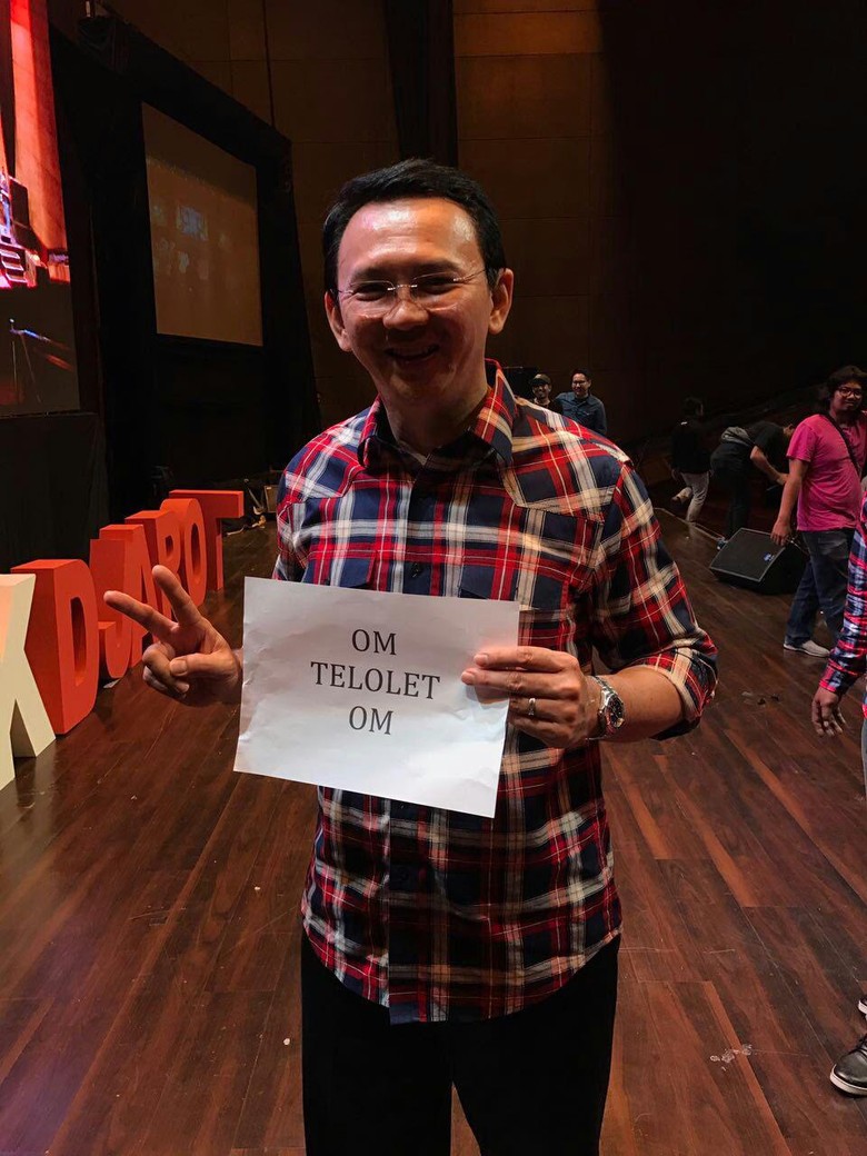 Kena Iseng Relawan Ahok Pegang Kertas Bertuliskan Om Telolet Om