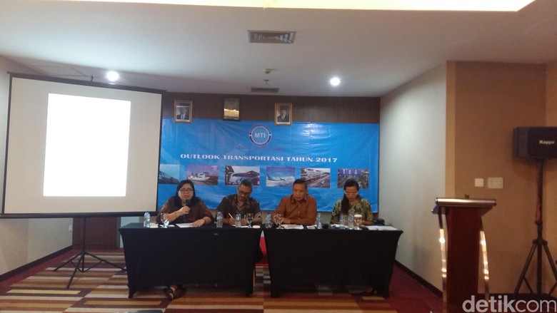 MTI: Tren Taksi Online Naik di 2016, Jalan Makin Dipenuhi Kendaraan Pribadi MTI: Tren Taksi Online Naik di 2016, Jalan Makin Dipenuhi Kendaraan Pribadi