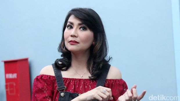 Tuding Ada Laki-laki Lain, Sandy Tumiwa Gerebek Rumah Tessa Kaunang