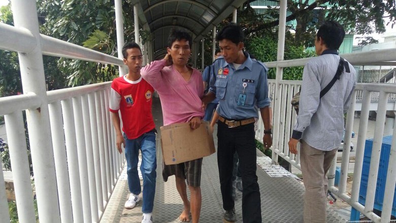Raup Rp 150 Ribu per Hari, Pengemis Modus Tangan Buntung di Jakbar Diamankan Raup Rp 150 Ribu per Hari, Pengemis Modus Tangan Buntung di Jakbar Diamankan