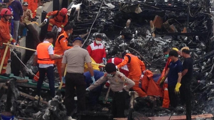 Foto: Petugas temukan mayat di Kapal Zahro Express (Ibnu Hariyanto/detikcom) Foto: Petugas temukan mayat di Kapal Zahro Express (Ibnu Hariyanto/detikcom)