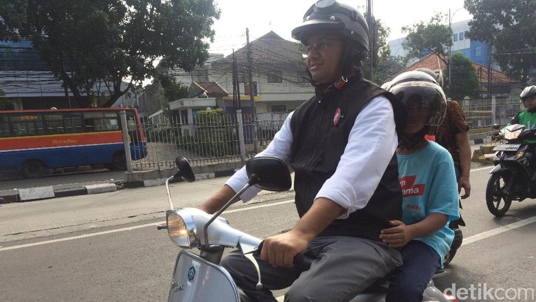 Keliling Kota Naik Vespa, Anies Janji Buat Pemotor Lebih Nyaman Keliling Kota Naik Vespa, Anies Janji Buat Pemotor Lebih Nyaman