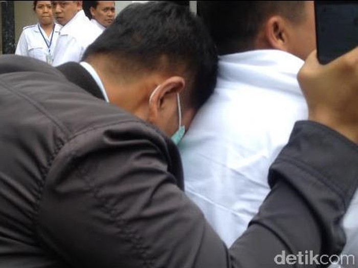 Mantan pilot Citilink, Tekad Purna, usai diperiksa BNN (Foto: Okky Budi Permana/detikcom) Mantan pilot Citilink, Tekad Purna, usai diperiksa BNN (Foto: Okky Budi Permana/detikcom)