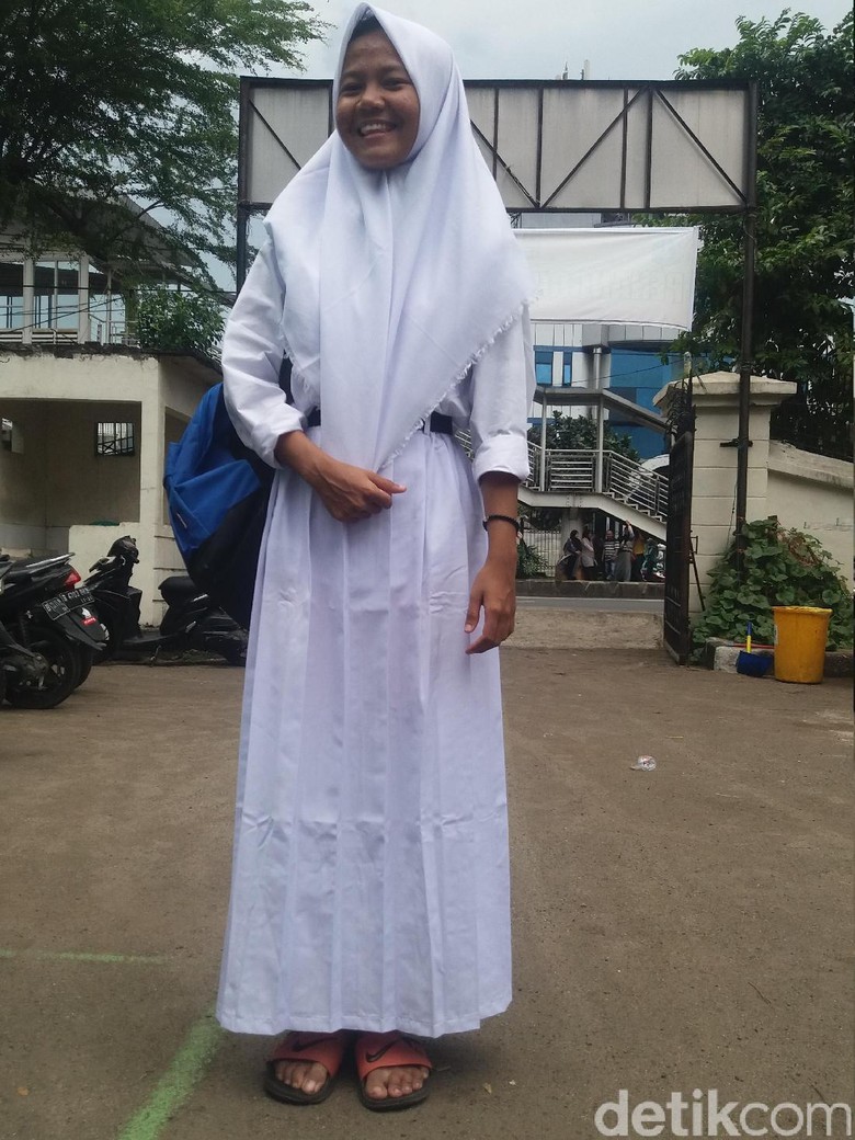 Anak-anak Korban Kebakaran di Pinangsia Bersekolah Tanpa Sepatu Anak-anak Korban Kebakaran di Pinangsia Bersekolah Tanpa Sepatu