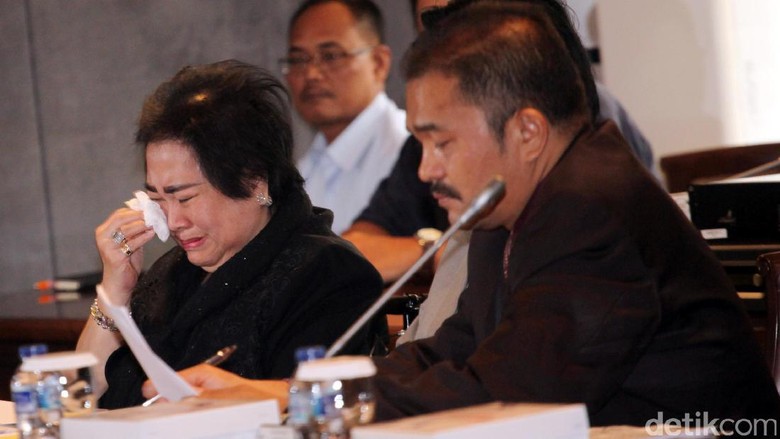 Menangis, Rachmawati Minta Fadli Zon Bantu Hentikan Kasus Makar Menangis, Rachmawati Minta Fadli Zon Bantu Hentikan Kasus Makar