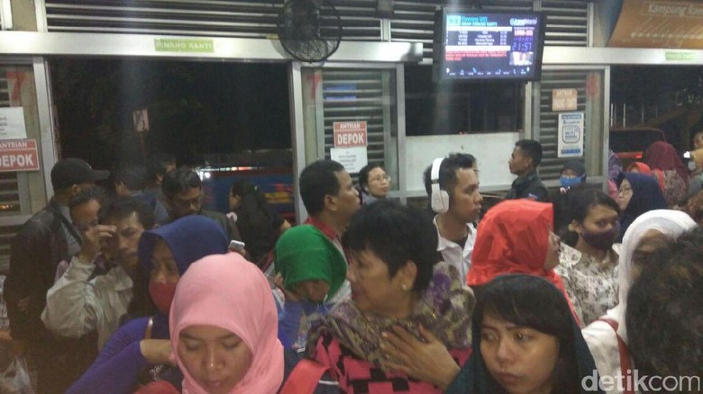 Penumpang TransJ Tunggu Armada ke Bekasi Hingga 1,5 Jam Penumpang TransJ Tunggu Armada ke Bekasi Hingga 1,5 Jam