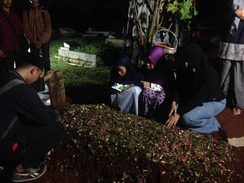 Diiringi Rintikan Hujan, Jenazah Murniati Dikebumikan Diiringi Rintikan Hujan, Jenazah Murniati Dikebumikan