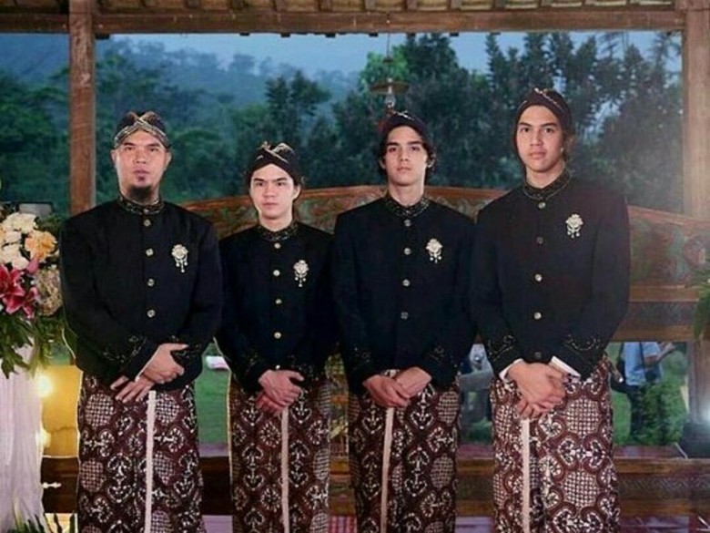 Dhani Dituding Utang Barang Antik dan Mulan yang Mulai Jualan Cilok Dhani Dituding Utang Barang Antik dan Mulan yang Mulai Jualan Cilok