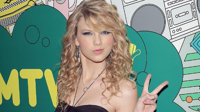Taylor Swift bergaya peace (Foto: GettyImages/Scott Gries) Taylor Swift bergaya peace (Foto: GettyImages/Scott Gries)
