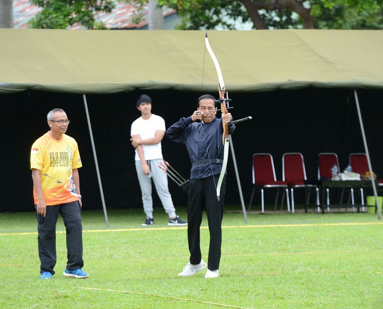 Persiapan Ikut Kejuaraan, Jokowi Latihan Memanah di Bogor Persiapan Ikut Kejuaraan, Jokowi Latihan Memanah di Bogor