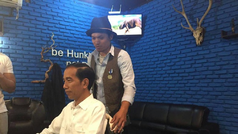 Saat Jokowi Cukur Rambut di Barbershop Anak Muda Saat Jokowi Cukur Rambut di Barbershop Anak Muda