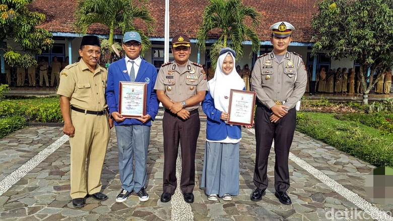 Kapolres Cianjur Puji 2 Pelajar Penggiat #nodrivingunder17 Kapolres Cianjur Puji 2 Pelajar Penggiat #nodrivingunder17