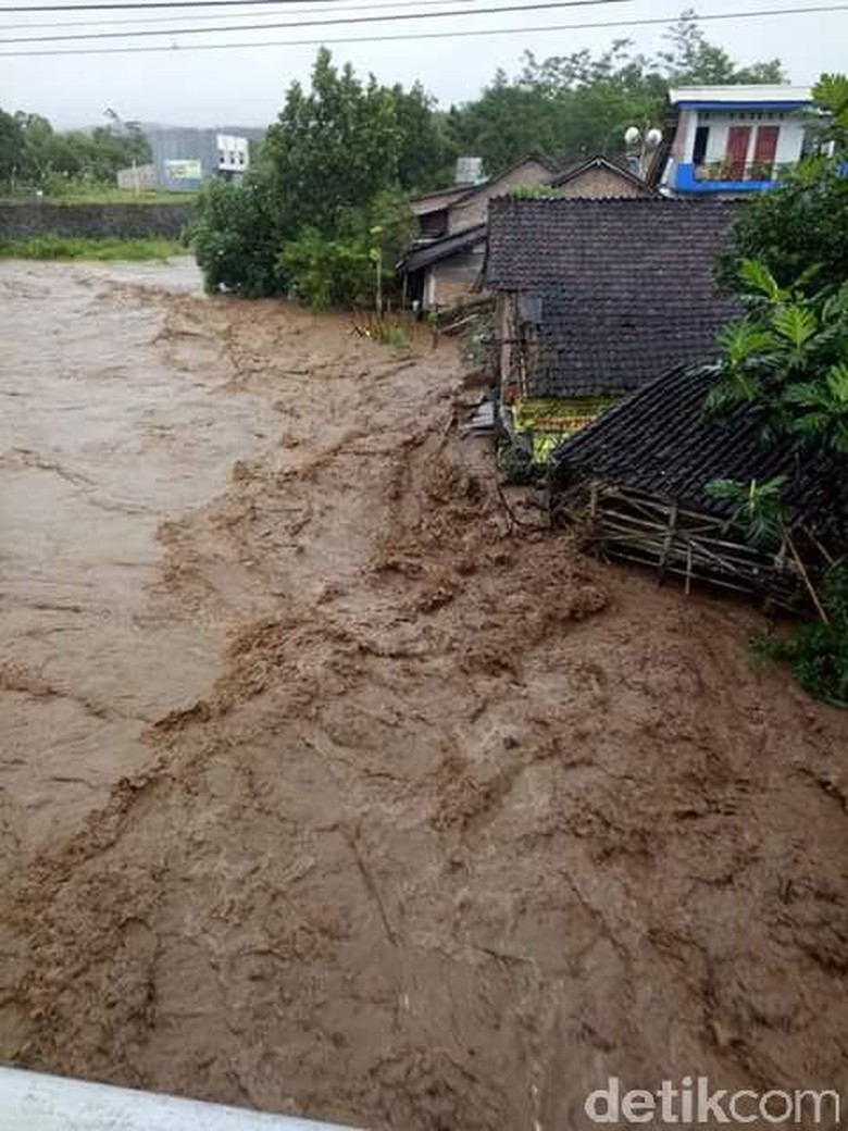 Sejumlah Kecamatan di Jember Diterjang Banjir dan Tanah Longsor Sejumlah Kecamatan di Jember Diterjang Banjir dan Tanah Longsor