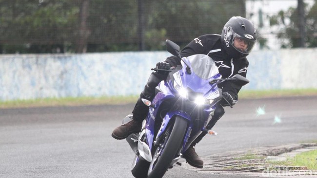 Menjajal Bayinya R6, Yamaha R15 di Sirkuit Sentul Menjajal Bayinya R6, Yamaha R15 di Sirkuit Sentul