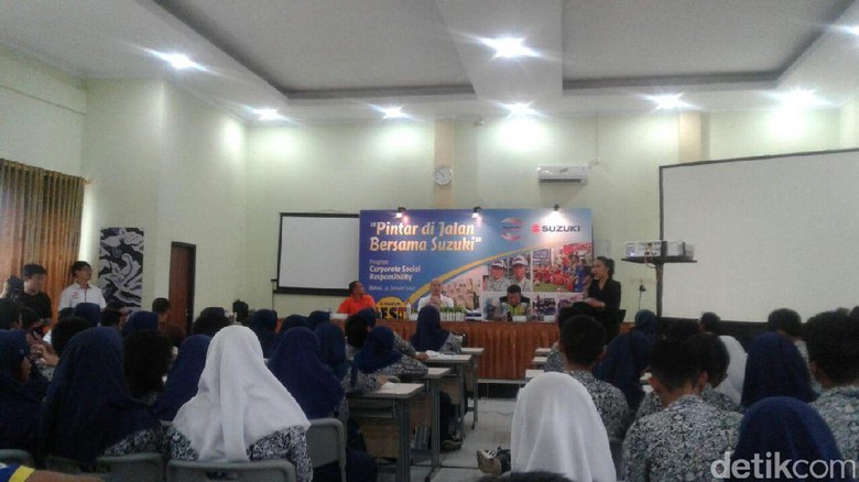 Suzuki Ajari Pelajar Keselamatan Berkendara Suzuki Ajari Pelajar Keselamatan Berkendara