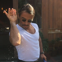 Di NYC, Gaya Menabur Garam Salt Bae Dikritik Terkait Kebersihan