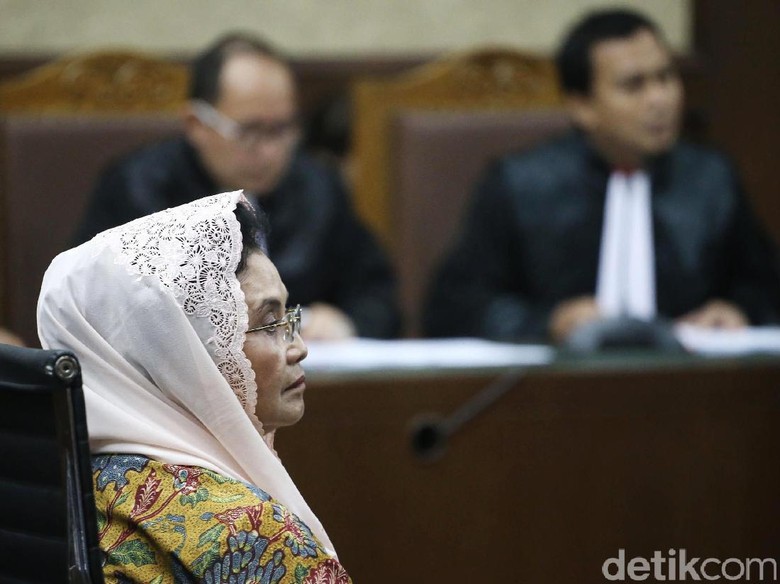 Hakim: Transfer Uang ke Amien Rais Tak Relevan dengan Perkara Siti Hakim: Transfer Uang ke Amien Rais Tak Relevan dengan Perkara Siti