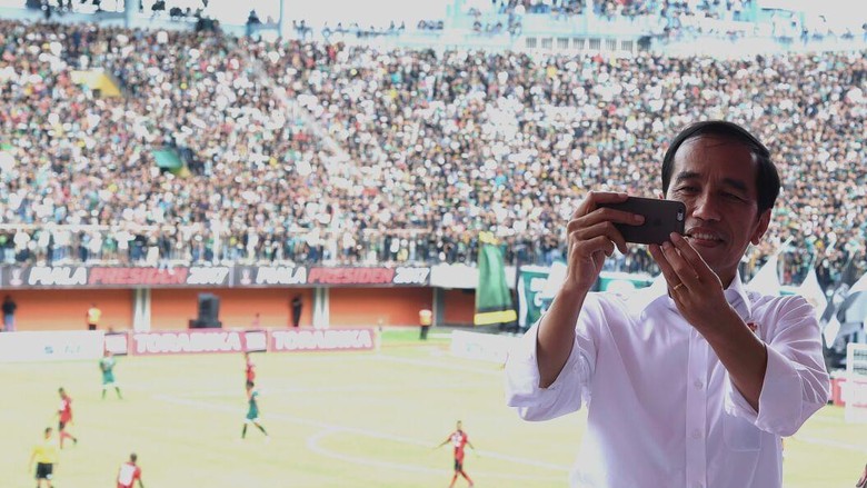 Saat Penyandang Disabilitas Senang Nonton Vlog Jokowi Saat Penyandang Disabilitas Senang Nonton Vlog Jokowi