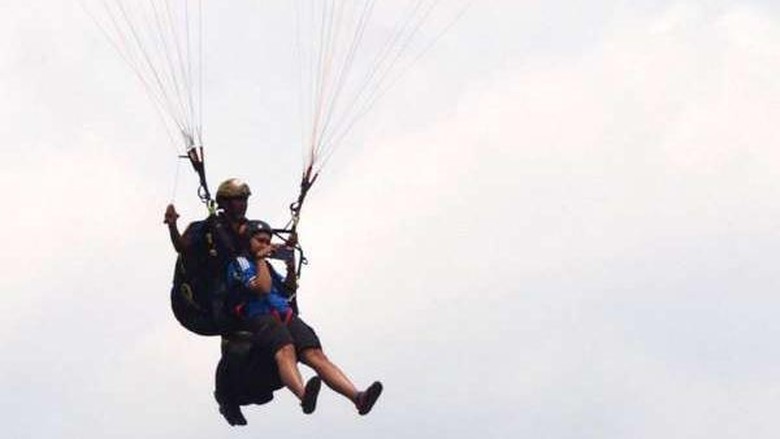 Paralayang (Meytika Fitria - dTraveler) Paralayang (Meytika Fitria - dTraveler)