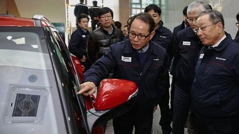 Ke Depan, Membuka dan Menutup Jendela Mobil Hanya Disentuh Saja Ke Depan, Membuka dan Menutup Jendela Mobil Hanya Disentuh Saja