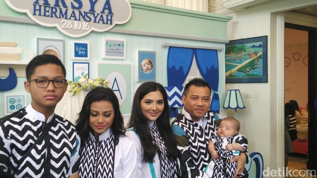 Kompaknya Keluarga Anang-Ashanty di Akikahan Arsya Kompaknya Keluarga Anang-Ashanty di Akikahan Arsya