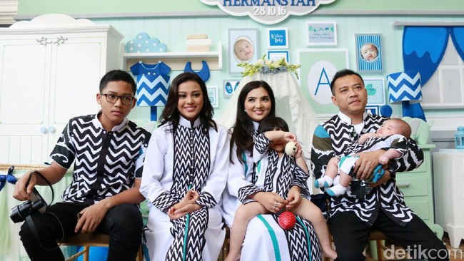 Kompaknya Keluarga Anang-Ashanty di Akikahan Arsya Kompaknya Keluarga Anang-Ashanty di Akikahan Arsya