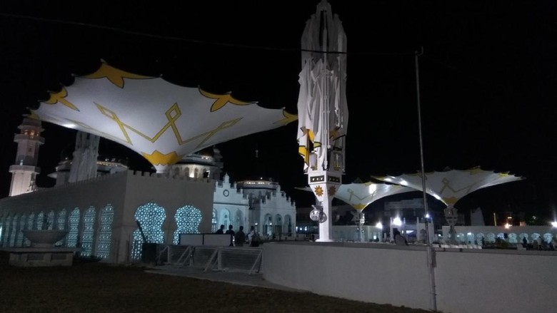 Payung raksasa di Masjid Raya Baiturrahaman, Aceh (Agus Setyadi/detikTravel) Payung raksasa di Masjid Raya Baiturrahaman, Aceh (Agus Setyadi/detikTravel)