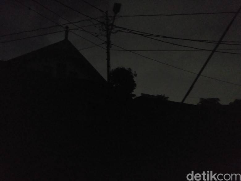 Listrik di Sebagian Wilayah Jakbar Sempat Padam Hampir 14 Jam Listrik di Sebagian Wilayah Jakbar Sempat Padam Hampir 14 Jam